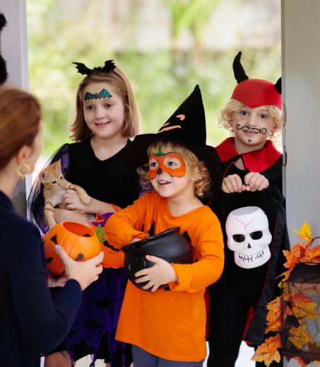 children with holloween costumes